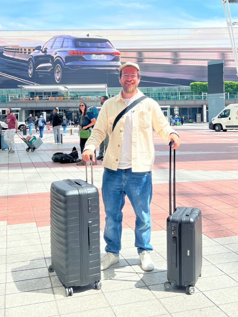 Ilja als Digital Nomad mit Koffern am Flughafen, Aufbruch nach Barcelona