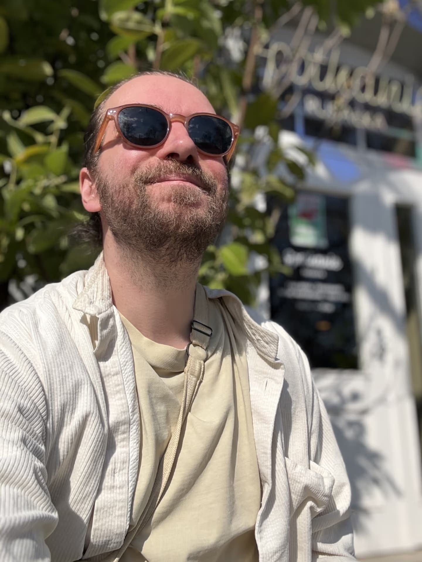 Ilja heute, Sonne im Gesicht, zwischen Tiflis und der Welt