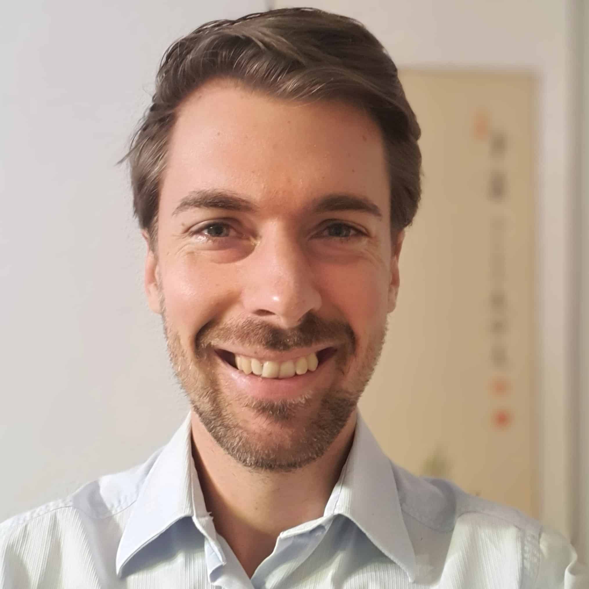 Christopher Buschor, Digitaler Architekt, lächelnd im hellen Hemd